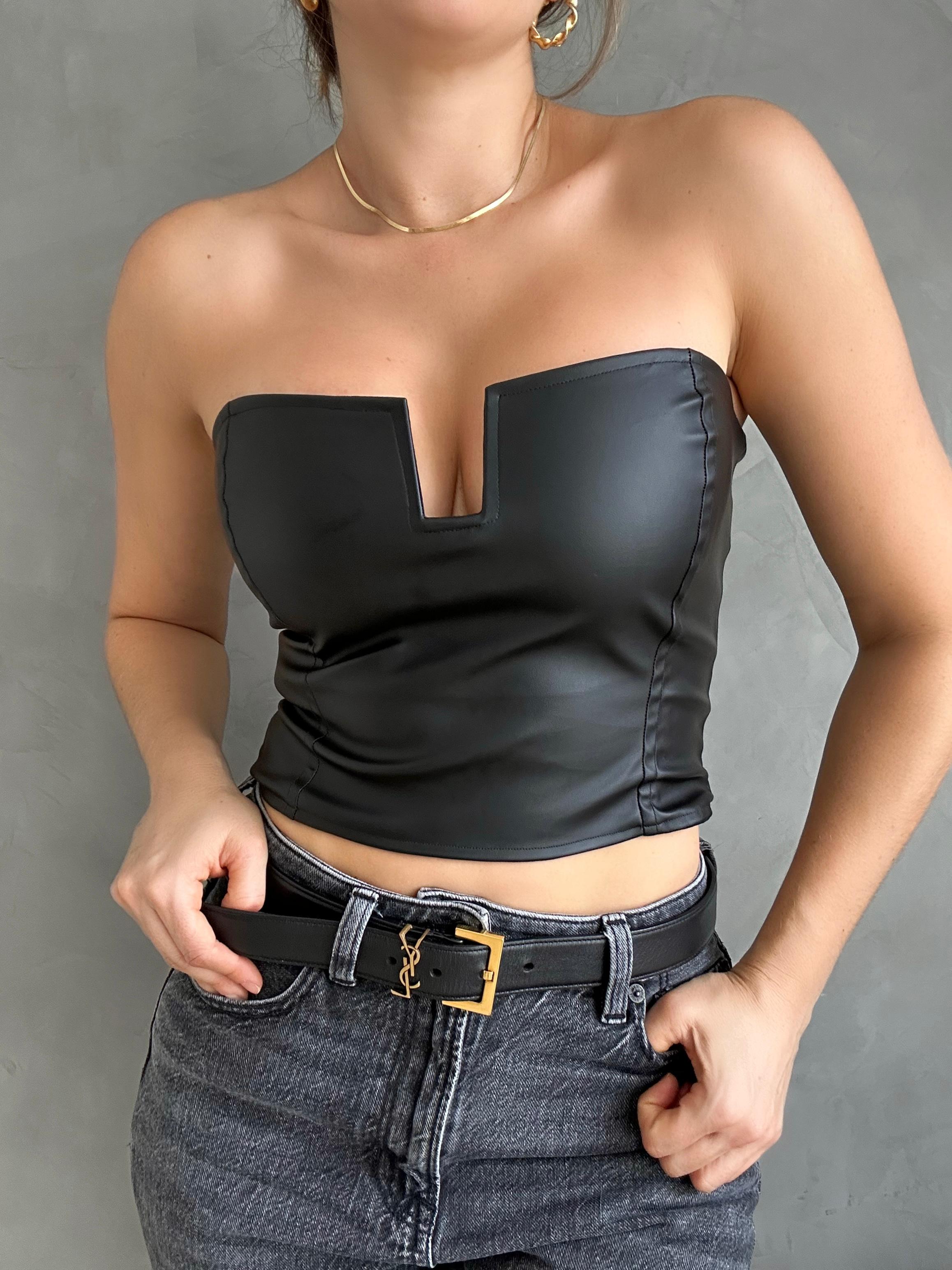 CROP TOP CUERO EN U